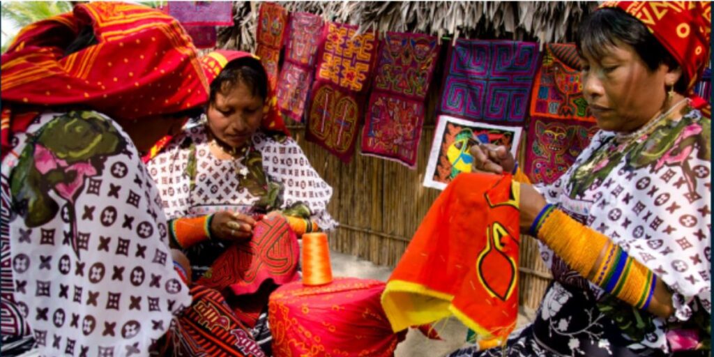 Panama women crafting